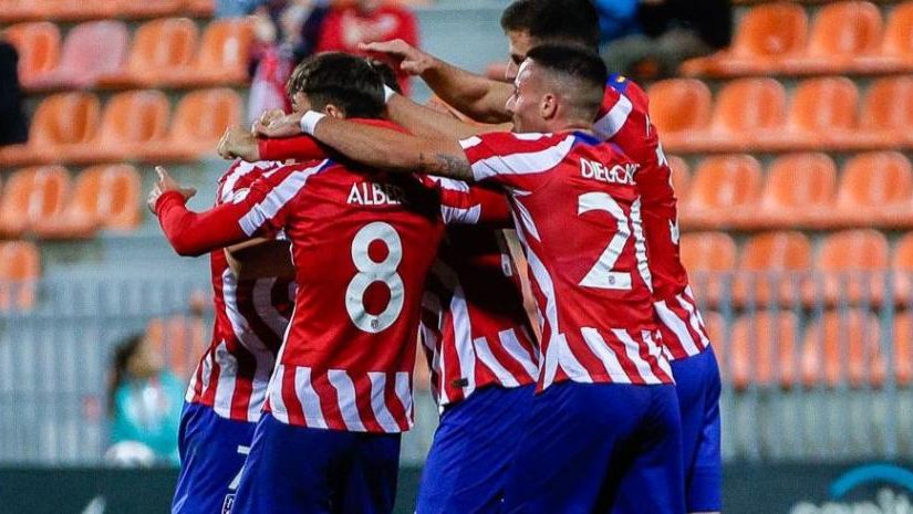 (3-0) El Atlético B golea al Villanovense y ya ve de cerca al líder